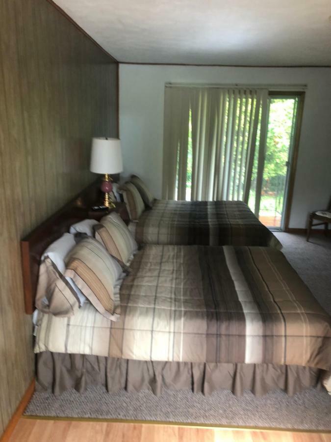 Michael Dee'S Motel East Durham Ngoại thất bức ảnh